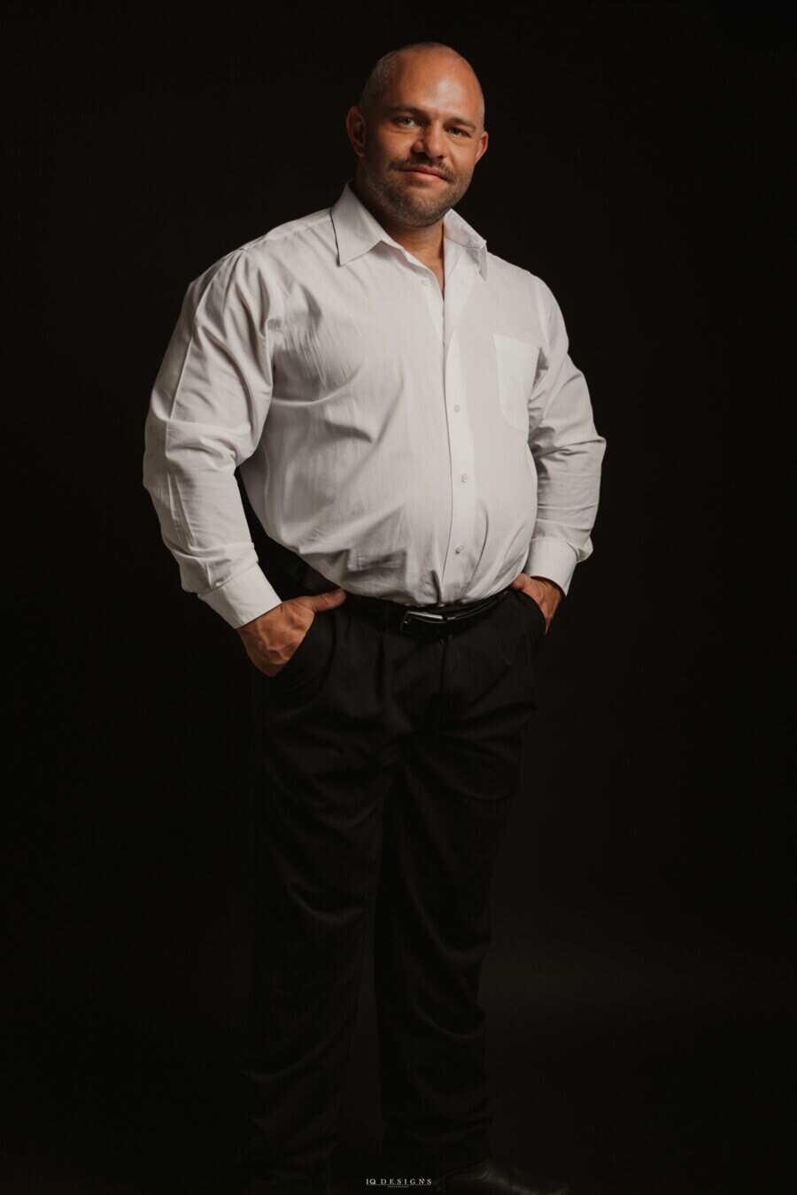 Kyle Castor, fundador e arquiteto principal da DataOngoing, em retrato de estúdio: camisa branca, fundo escuro.
